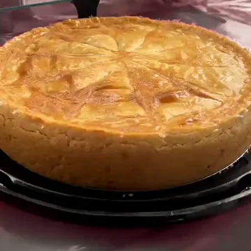 Torta assada vista de perto, com a massa dourada por fora