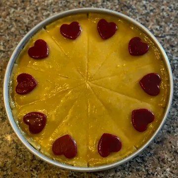 Torta decorada com corações de massa
