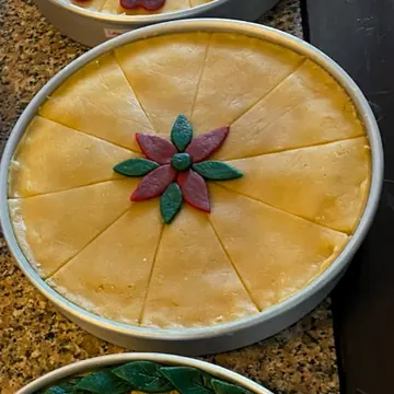 Torta decorada com uma flor de massa no centro